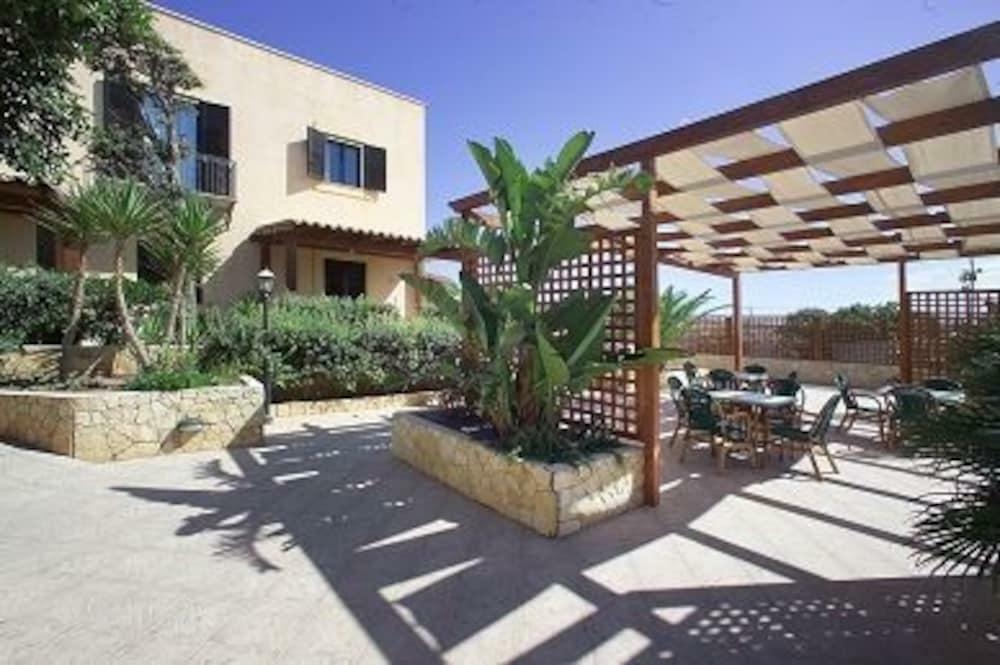 Oasis Hotel Residence Resort LMP Buitenkant foto